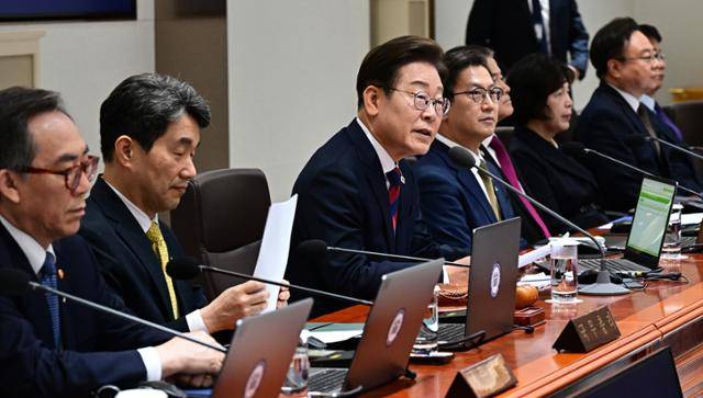 이재명 대통령이 5일 서울 용산 대통령실 청사에서 취임 후 열린 첫 국무회의에서 발언하고 있다. 왕태석 선임기자