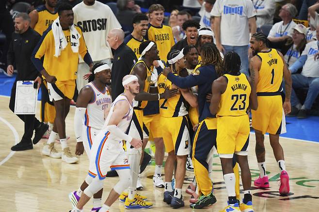 인디애나 선수들이 역전승을 따낸 뒤 기뻐하는 모습. 사진=AP 연합뉴스