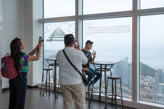 엑스 더 스카이. 스타벅스 음료와 기념사진을 담는 게 유행이다.