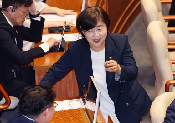 5일 원내대표 출마 선언을 한 서영교 더불어민주당 의원이 이날 국회 본회의장에서 동료 의원들과 대화하고 있다. 임현동 기자