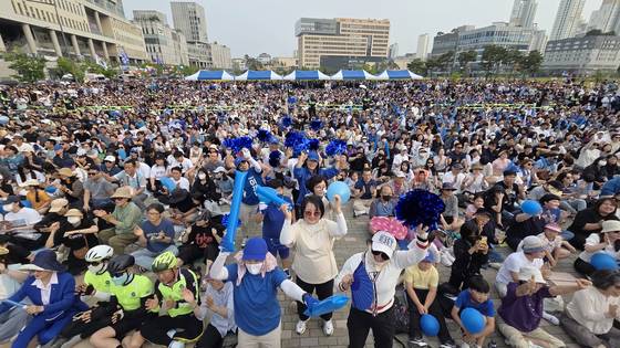 이재명 더불어민주당 대선 후보 지지자들이 세종시 나성동 나무그늘광장에서 열린 이 후보 유세에서 음악에 맞춰 율동을 하며 응원을 하고 있다. 김성룡 기자