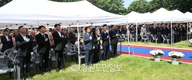 ▲ 순국선열과 호국영령의 넋을 기리는 제70회 현충일 추념식이 6일 춘천 우두동 충렬탑에서 열렸다. 김정호 기자