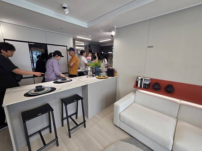 6일 경기 오산시 '오산세교 아테라' 견본주택에 방문한 방문객들의 모습. 유오상 기자