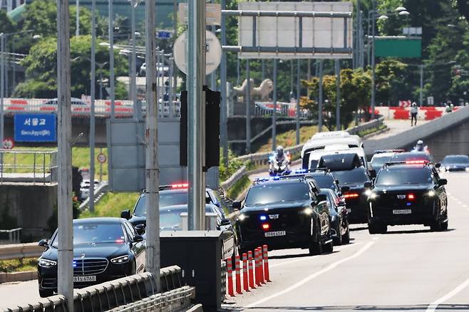 이재명 대통령이 4일 제21대 대통령 취임 선서를 하기 위해 차량을 타고 서울 여의도 국회로 이동하고 있다/ 사진=뉴스1
