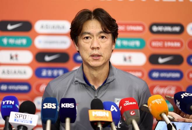 홍명보 대한민국 축구 대표팀 감독이 6일 인천국제공항을 통해 귀국, 취재진과 인터뷰를 하고 있다. /사진=연합뉴스