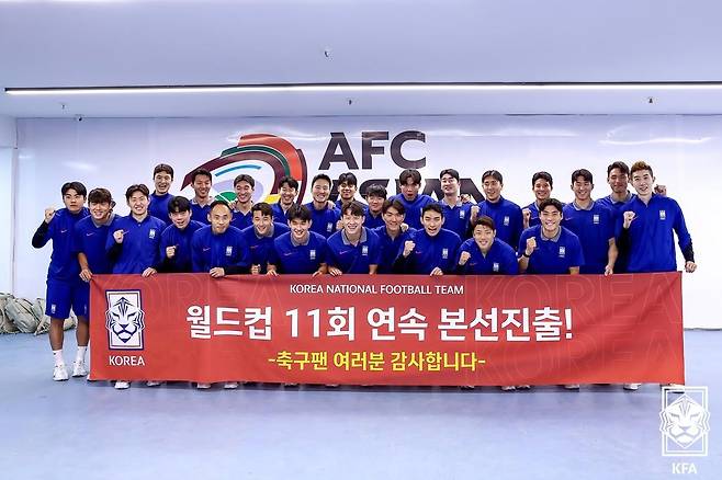 South Korean men's national soccer team poses Thursday after beating Iraq in the qualifiers for the 2026 World Cup, which clinched their 11th consecutive berth at the World Cup finals. (Yonhap)