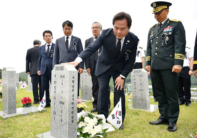 김학홍 부지사가 무연고인 육군병장 강윤범 묘소를 참배하고 있다. 경북도 제공.