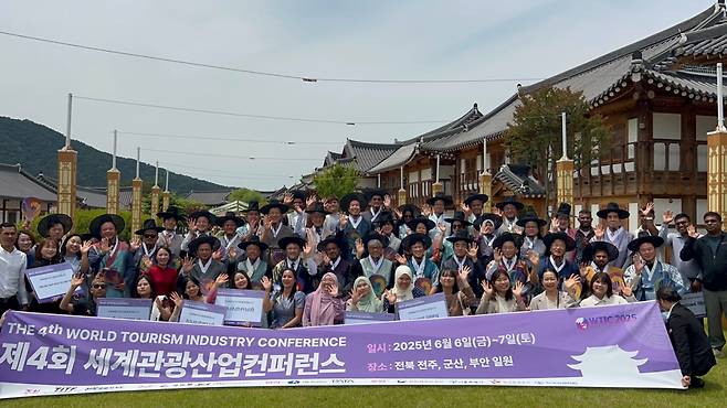 6일 전주에서 열린 세계관광산업컨퍼런스 참석자들이 기념사진을 찍고 있다. 전부특별자치도 제공.