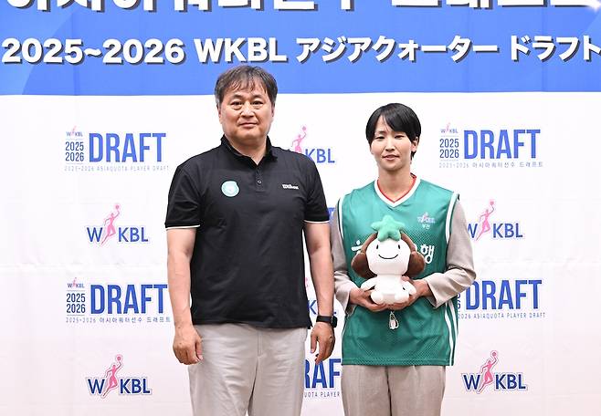 이상범 하나은행 감독과 이이지마 사키. 한국여자농구연맹 제공