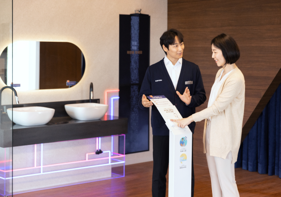 경동나비엔 오프라인 체험 매장 ‘나비엔 하우스’에서 고객이 직접 제품을 체험하며 설명을 듣고 있다. /경동나비엔