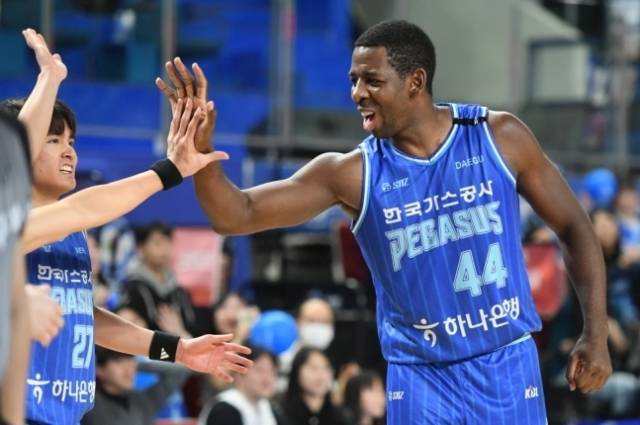 니콜슨은 이미 KBL 팬들에게 잘 알려진 외국선수다. 과거 NBA 리거로서 활약한 그는 2021년 대구 한국가스공사에서 데뷔했고 2024-25시즌까지 139경기 출전, 평균 21.7점 7.8리바운드를 기록했다. 사진=KBL 제공