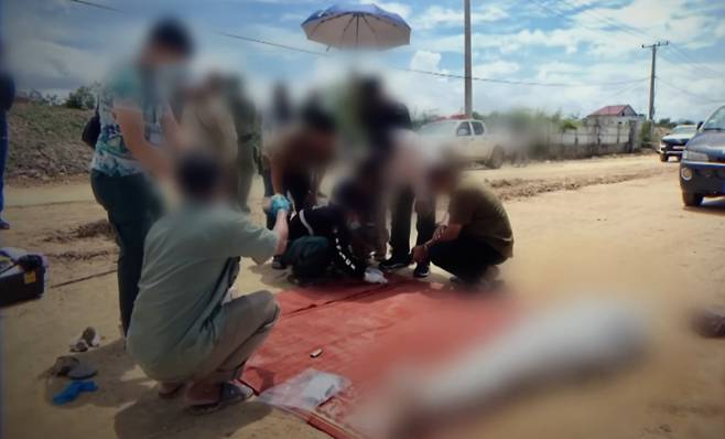 변씨가 숨진 채 발견된 공사장에 시신을 감쌌던 붉은 껀띨(돗자리)이 놓여 있다. /사진=SBS '그것이 알고싶다' 방송화면 캡처