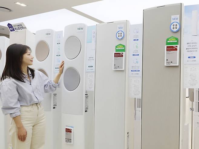 롯데하이마트에서 판매중인 계절가전. /사진제공=롯데하이마트.