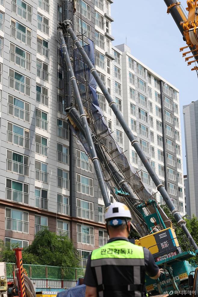 (용인=뉴스1) 김영운 기자 = 6일 오전 경기 용인시 기흥구 서천동 인덕원~동탄 복선전철 제10공구 노반신설 기타공사 현장에 '천공기'(지반을 뚫는 건설기계)가 넘어져 있다. 지난 5일 오후 10시 13분께 경기 용인시 기흥구의 한 아파트 근처, 인덕원~동탄 복선전철 제10공구 노반신설 기타공사 현장에 설치된 대형 중장비인 '천공기'(지반을 뚫는 건설기계)가 아파트를 덮치는 사고가 발생해 주민이 긴급 대피했다. 인명 피해는 발생하지 않았다. 다만 A 동을 포함한 아파트 주민 등 80여명은 관리사무실 대피 방송에 따라 지상으로 몸을 피하는 등 불편을 겪고 있는 상태다. 2025.6.6/뉴스1 Copyright (C) 뉴스1. All rights reserved. 무단 전재 및 재배포, AI학습 이용 금지. /사진=(용인=뉴스1) 김영운 기자