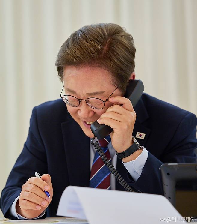 (서울=뉴스1) 허경 기자 = 이재명 대통령이 6일 대통령실 관저에서 도널드 트럼프 미국 대통령과 전화 통화를 하고 있다. (대통령실 제공. 재판매 및 DB 금지) 2025.6.6/뉴스1 Copyright (C) 뉴스1. All rights reserved. 무단 전재 및 재배포, AI학습 이용 금지. /사진=(서울=뉴스1) 허경 기자