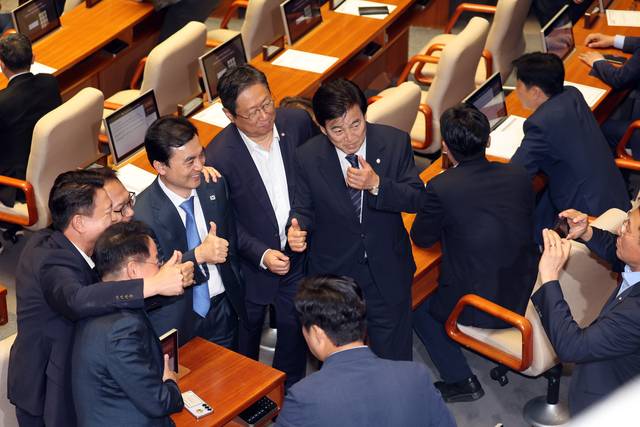 더불어민주당 의원들이 5일 국회 본회의에서 기념촬영을 하고 있다. 연합뉴스