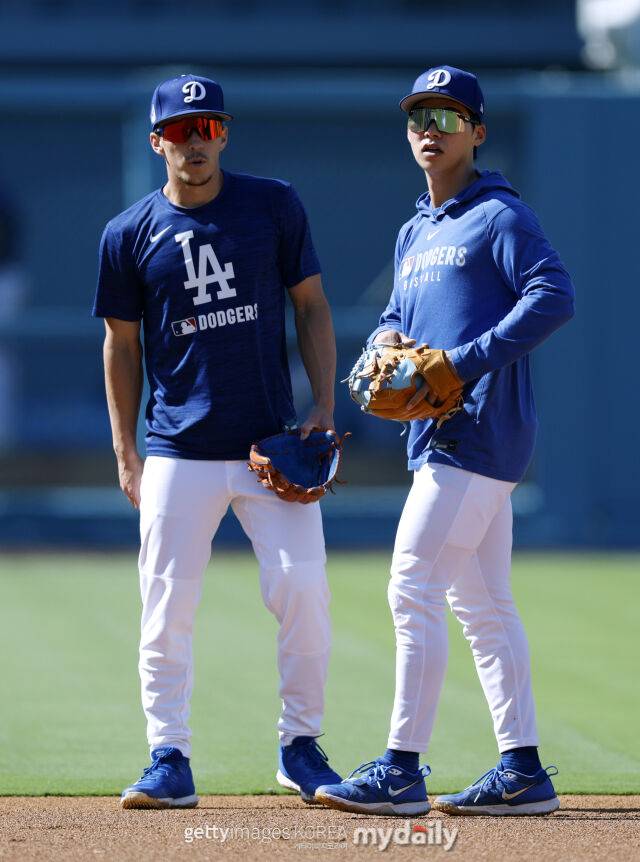 LA 다저스 토미 에드먼과 김혜성./게티이미지코리아