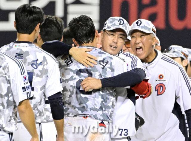 두산 조성환 감독대행이 첫 승을 기록한 뒤 김민석과 포옹하고 있다 / 잠실 = 유진형 기자 zolong@mydaily.co.kr