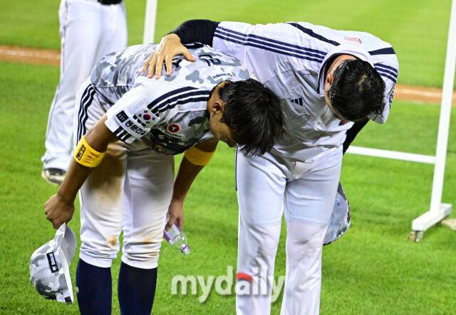 두산 조성환 감독대행과 김민석이 홈 팬들에게 고개 숙여 감사 인사를 하고 있다 / 잠실 = 유진형 기자 zolong@mydaily.co.kr