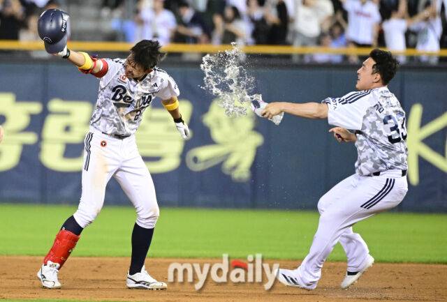 두산 김민석이 끝내기 안타를 기록한 뒤 김인태의 축하를 받고 있다 / 잠실 = 유진형 기자 zolong@mydaily.co.kr