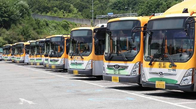 울산 시내버스가 노·사 임·단협 협상 결렬에 따른 파업으로 7일부터 운행하지 않는다. 사진은 울산시 울주군 청량면 율리 공영차고지 모습.