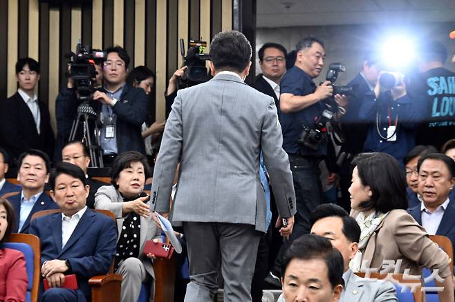 국민의힘 권성동 원내대표가 지난 5일 서울 여의도 국회에서 열린 의원총회에서 사퇴의사를 밝히고 자리를 떠나는 모습. 윤창원 기자