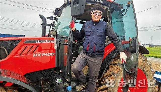 전북 김제시 죽산면의 정성원씨가 주행보조장치를 장착한 트랙터에 오르고 있다.