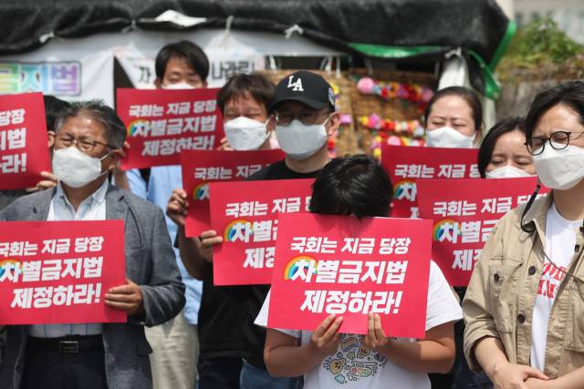 ▲차별금지법제정연대 관계자들이 2022년 5월 26일 오전 서울 여의도 국회 앞에서 차별금지법 제정 요구 단식투쟁을 마무리하는 기자회견을 하고 있다.ⓒ연합뉴스