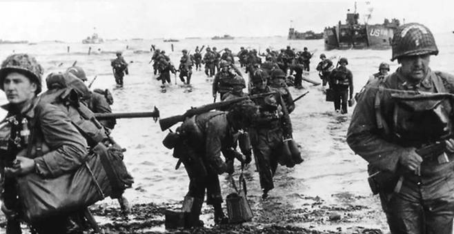 제2차 세계대전 도중인 1944년 6월6일 연합군의 노르망디 상륙작전 모습. 원래 6월5일로 예정됐으나 날씨 탓에 하루 연기됐다. 로이터연합뉴스