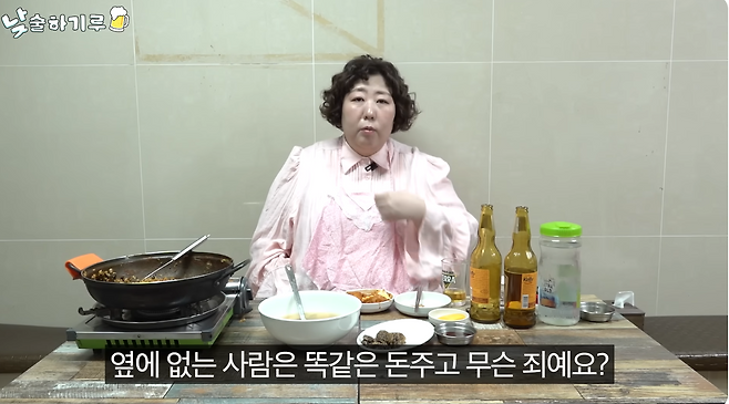 코미디언 신기루가 자신의 체형 때문에 대중교통을 이용할 때 두 좌석을 예매한다고 밝혔다. 유튜브 채널 ‘뭐든하기루’ 캡처