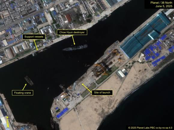 미국의 북한전문매체 38노스는 5일 북한이 좌초한 5000t급(최현급) 최신 구축함을 바로 세운 뒤 물에 띄우는 작업까지 성공했다고 보도했다. 사진은 매체가 공개한 미국 상업위성업체 플래닛 랩스 PBC 촬영분. 기립해 물에 뜬 구축함이 식별된다. 2025.6.5 38노스 캡처