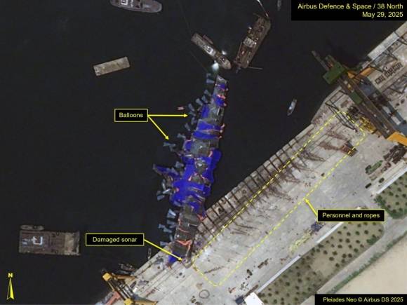 미국의 북한 전문 매체 38노스는 3일(현지시간) 보도에서 “북한이 좌초한 5000t급(최현급) 최신 구축함을 일으켜 세우는 작업에 구축함을 일으켜 세우는 작업에 인력도 동원했다”라고 짚었다. 사진은 38노스가 유럽연합(EU) 항공우주·방위산업체 ‘에어버스 디펜스 앤드 스페이스’를 통해 확보한 유럽우주국(ESA) 인공위성 플레아데스 네오(Pleiades Neo) 촬영분. 지난달 29일 촬영된 이 사진에서 좌초 구축함에 연결한 줄을 끌어당기는 부두 위 노동자들이 식별된다. 2025.6.3 38노스 캡처