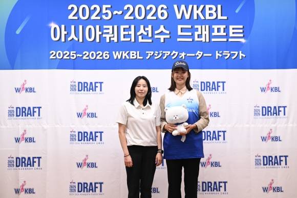최윤아 인천 신한은행 감독이 6일 일본 도쿄 올림픽기념청소년센터에서 열린 2025~2026 한국여자농구연맹(WKBL) 아시아쿼터 드래프트에서 2순위로 미마 루이를 뽑은 뒤 기뻐하고 있다. WKBL 제공