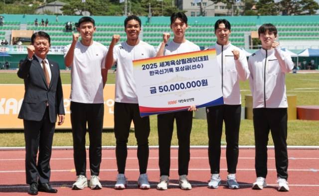 대한육상연맹이 5일 경북 예천스타디움에서 한국 남자 계주 400m 대표팀을 포상하고 있다. 왼쪽부터 육현표 회장, 이준혁, 나마디 조엘진, 고승환, 이재성, 서민준. 사진 제공=대한육상연맹