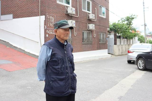 이동세씨가 2006년 윤희씨가 살던 전주시 덕진구 소재 원룸 인근 골목을 돌아보고 있다. 김수호 기자