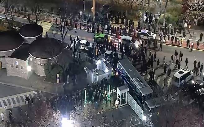 2024년 12월4일 새벽 국회 경내 CCTV에 찍힌 계엄군의 모습. ⓒ국회사무처 제공