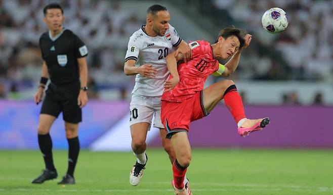 한국이 6일(한국시간) 이라크 바스라 인터내셔널 스타디움에서 열린 2026북중미월드컵 아시아 최종예선 B조 9차전 이라크와 원정경기에서 김진규와 오현규의 연속골에 힘입어 2-0 승리를 거뒀다. 경기 도중 상대와 공을 다투는 이재성(오른쪽). 사진출처|AFC 홈페이지