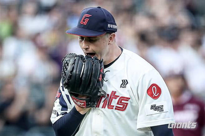 롯데 외국인투수 터커 데이비슨이 5일 사직구장에서 열린 키움과 홈경기 도중 답답함을 호소하고 있다. 데이비슨은 이날 3.2이닝 9실점으로 패전을 떠안았다. 올 시즌 최악의 투구다. 사진제공|롯데 자이언츠