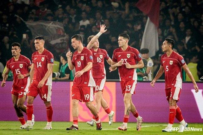 5일(한국시간) 인도네시아 자카르타의 겔로라 붕 카르노 경기장에서 열린 2026 국제축구연맹(FIFA) 북중미월드컵 3차 예선 C조 9라운드에서 인도네시아가 중국을 상대로 선제골을 넣고 기뻐하고 있다. /AFPBBNews=뉴스1