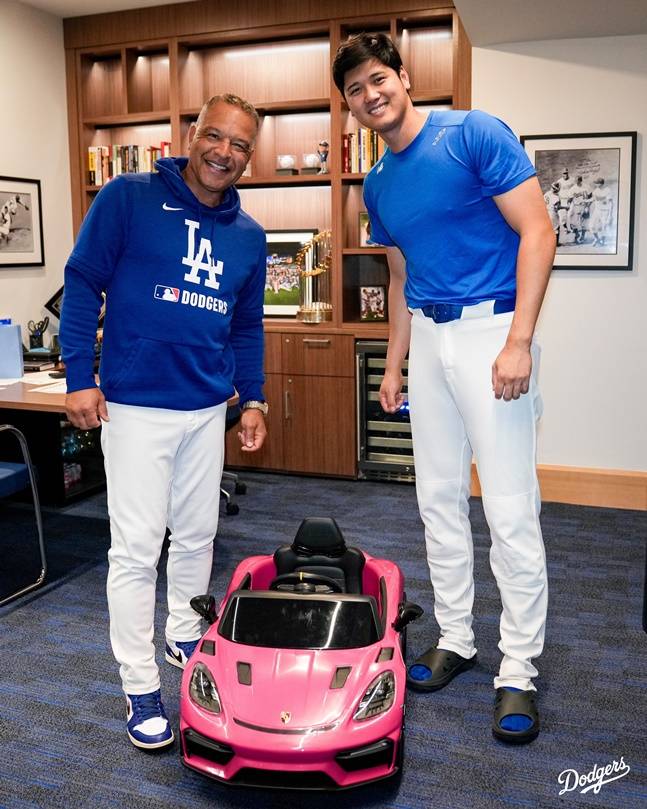 데이브 로버츠 다저스 감독(왼쪽)과 오타니 쇼헤이가 포르쉐 장난감 자동차 앞에서 기념촬영을 하고 있다. /사진=LA 다저스 공식 SNS