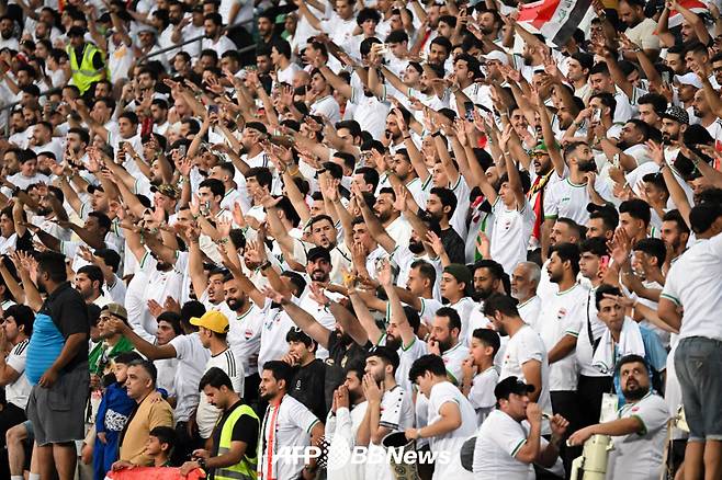 6일(한국시간) 한국과 이라크의 2026 국제축구연맹(FIFA) 북중미 월드컵 아시아 3차 예선이 펼쳐진 이라크 바스라 국제경기장을 가득 메운 이라크 팬들. /AFPBBNews=뉴스1