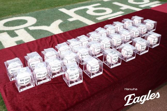 KBO 스카우트들이 지난 2일 대전 한화생명 볼파크에서 열린 2025 제3회 한화 이글스배 고교·대학 올스타전에서 직접 적어 48명의 선수들에게 전달한 기념구. /사진=한화 이글스 제공