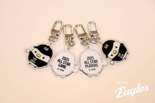 한화 이글스 구단이 2025 제3회 한화 이글스배 고교·대학 올스타전에 참가한 선수들을 위해 마련한 한정판 키링. /사진=한화 이글스 제공