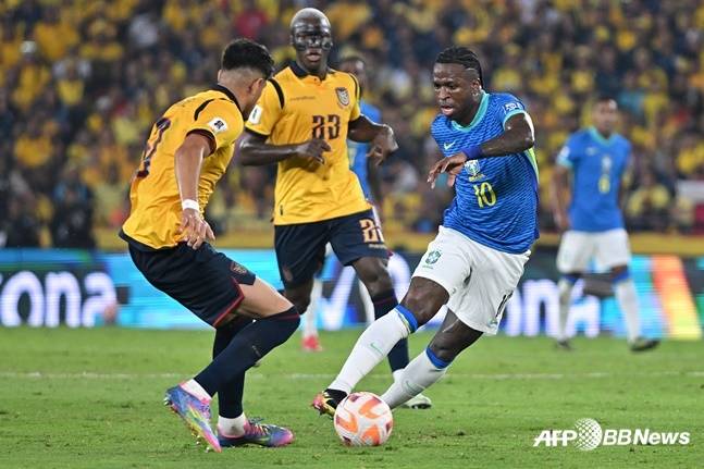 비니시우스 주니오르(오른쪽)가 6일(한국시간) 에콰도르 과야킬에서 열린 브라질 대 에콰도르의 2026 국제축구연맹(FIFA) 북중미 월드컵 남미 예선 15차전에서 드리블을 시도하고 있다. /AFPBBNews=뉴스1