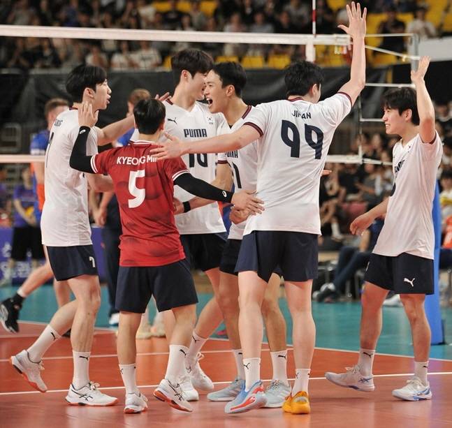 한국 남자배구 대표팀 선수들이 6일 네덜란드와 평가전에서 득점한 뒤 기뻐하고 있다. /사진=대한배구협회 제공