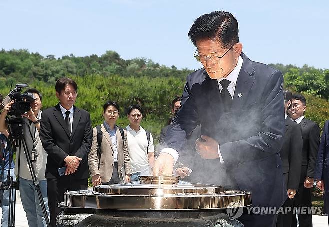 분향하는 김문수 전 대선후보 (서울=연합뉴스) 김성민 기자 = 국민의힘 김문수 전 대선후보가 6일 서울 동작구 국립서울현충원에서 현충탑에 분향하고 있다. 2025.6.6 ksm7976@yna.co.kr