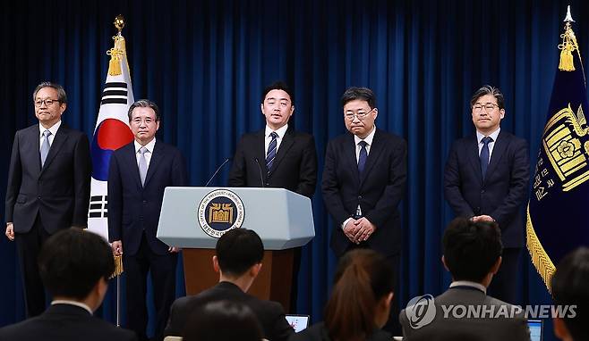 강훈식 비서실장, 대통령실 1차 인선 발표 (서울=연합뉴스) 홍해인 기자 = 강훈식 대통령 비서실장(가운데)이 6일 서울 용산 대통령실 청사에서 대통령실 1차 인선을 발표하고 있다.
왼쪽부터 문진영 사회수석비서관, 김용범 정책실장, 강 비서실장, 하준경 경제성장수석, 류덕현 재정기획보좌관. 2025.6.6 hihong@yna.co.kr