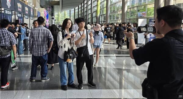 - 입장 전 기념 사진 '찰칵'