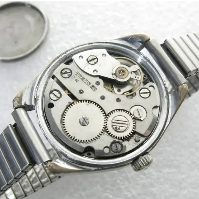 모란봉 시계 뒤판 내부 모습.(김충신 씨 제공)