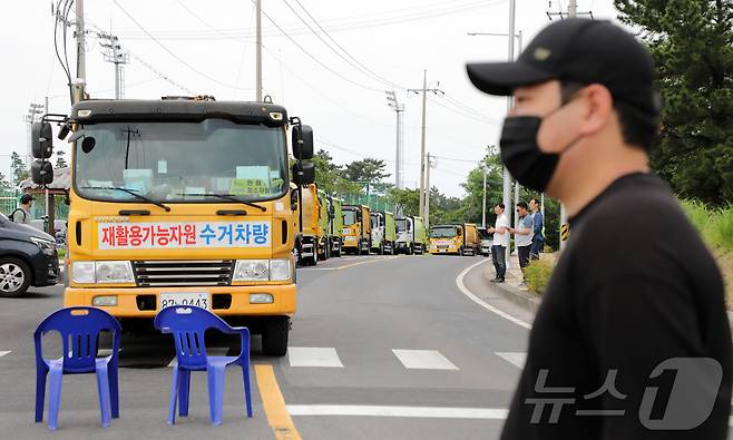 7일 오전 제주시 구좌읍 동복리 제주환경자원순환센터 진입로에 가연성 쓰레기 봉투를 실은 수거차량들이 줄지어 서 있다. 현재 이 지역 주민들은 제주특별자치도에 센터 설립 당시 약속한 농경지 폐열지원사업 또는 대체 사업을 추진해 달라며 이날 오전 8시부터 센터 진입로를 가로막고 있다. 도는 관련 공문서나 회의록에서 해당 약속이 확인되지 않았다는 입장이다. 2025.6.7/뉴스1 ⓒ News1 오미란 기자